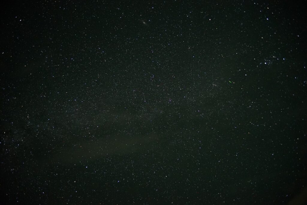 右上に流星がとても短い線となって写った写真