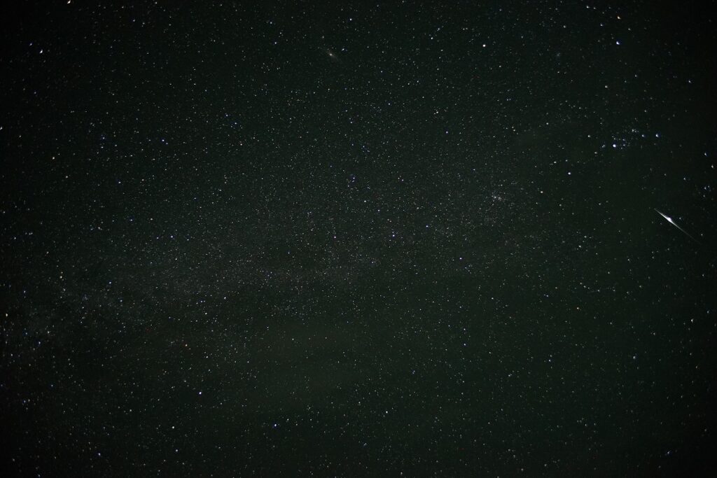 Foto con algo como una línea blanca en el borde derecho, el centro aparece brillante y abombado