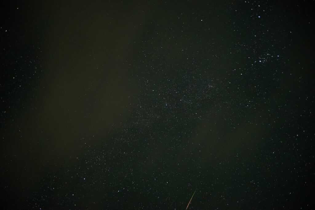 Fotografía con el meteoro como una línea en la parte inferior central