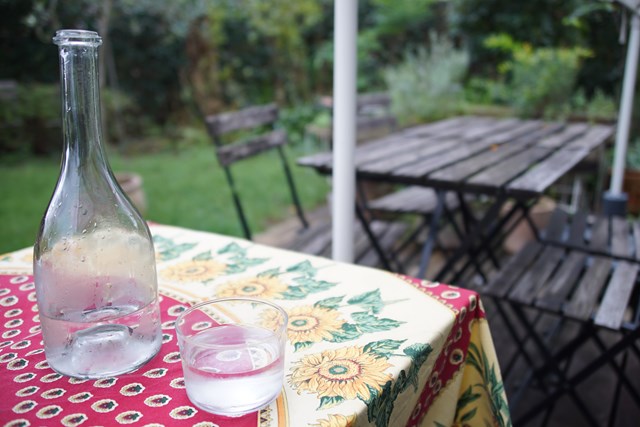 Foto del vaso con la botella de agua clara