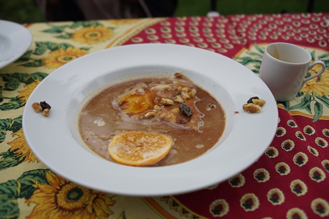 Foto de la crepe con sopa de color café