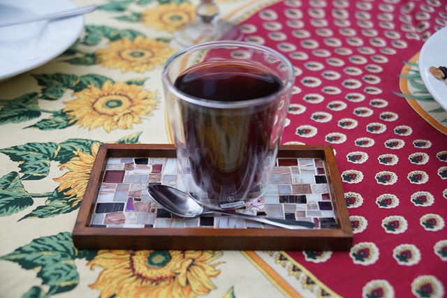 Foto de una bebida de color rojo intenso en un vaso transparente