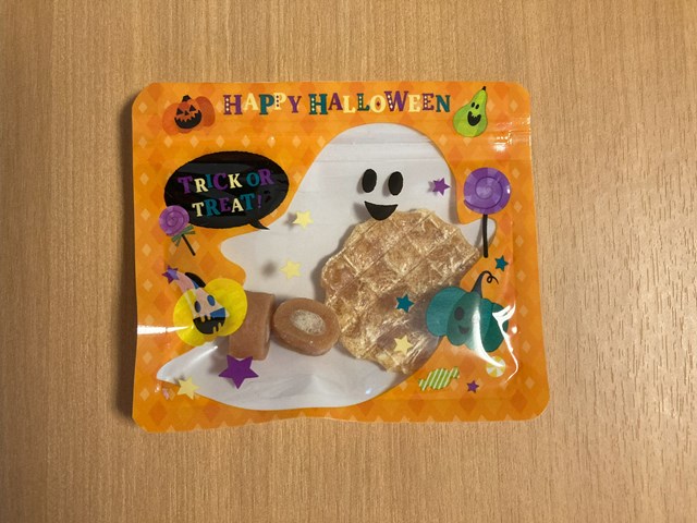 「HAPPY HALLOWEEN」「TRICK OR TREAT!」と書かれハロウィーンのお化けなどが描かれた袋に、2種類のおやつが入っている写真