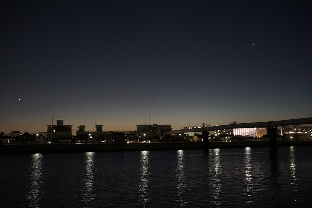 彗星と地上の風景の写真