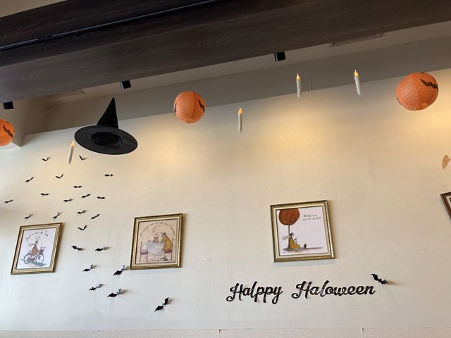 「Happy Haloween」という文字と、魔女の帽子、ジャック・オー・ランタン、コウモリなどが飾られた壁の写真