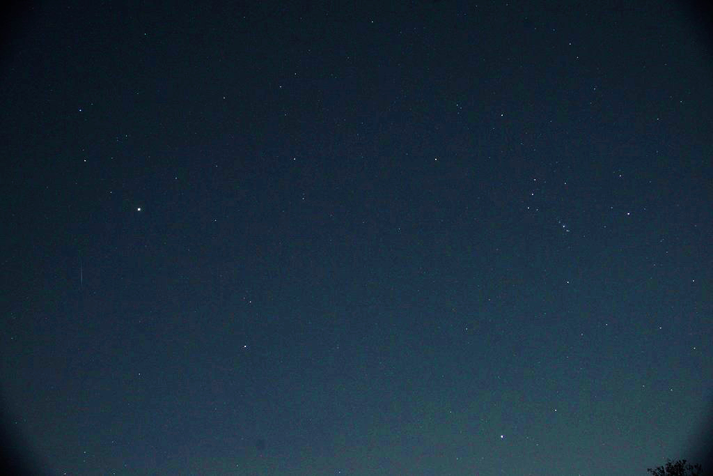 流星と周辺の星の写真
