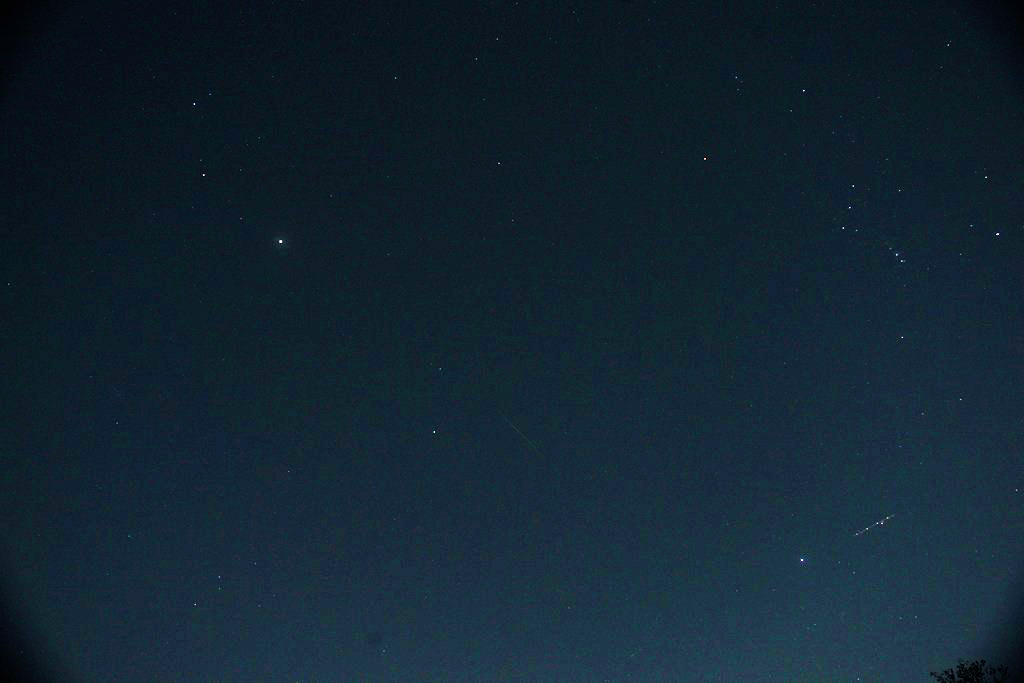 流星と周辺の星の写真