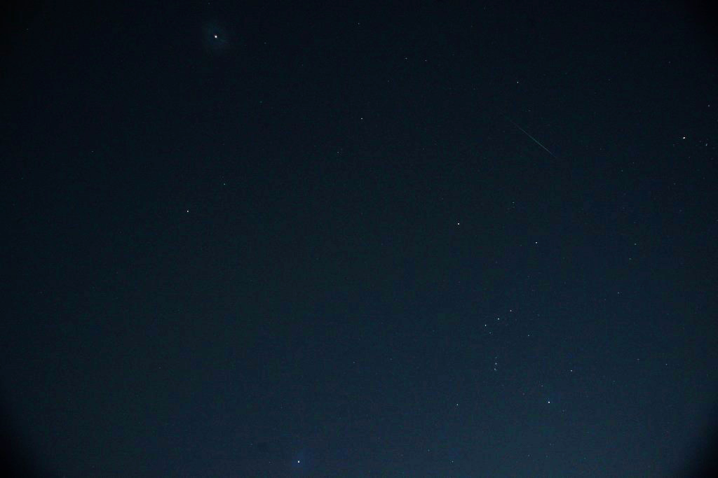 流星と周辺の星の写真