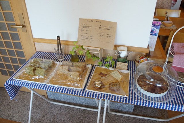 Photo of sweets arranged on plates on a table